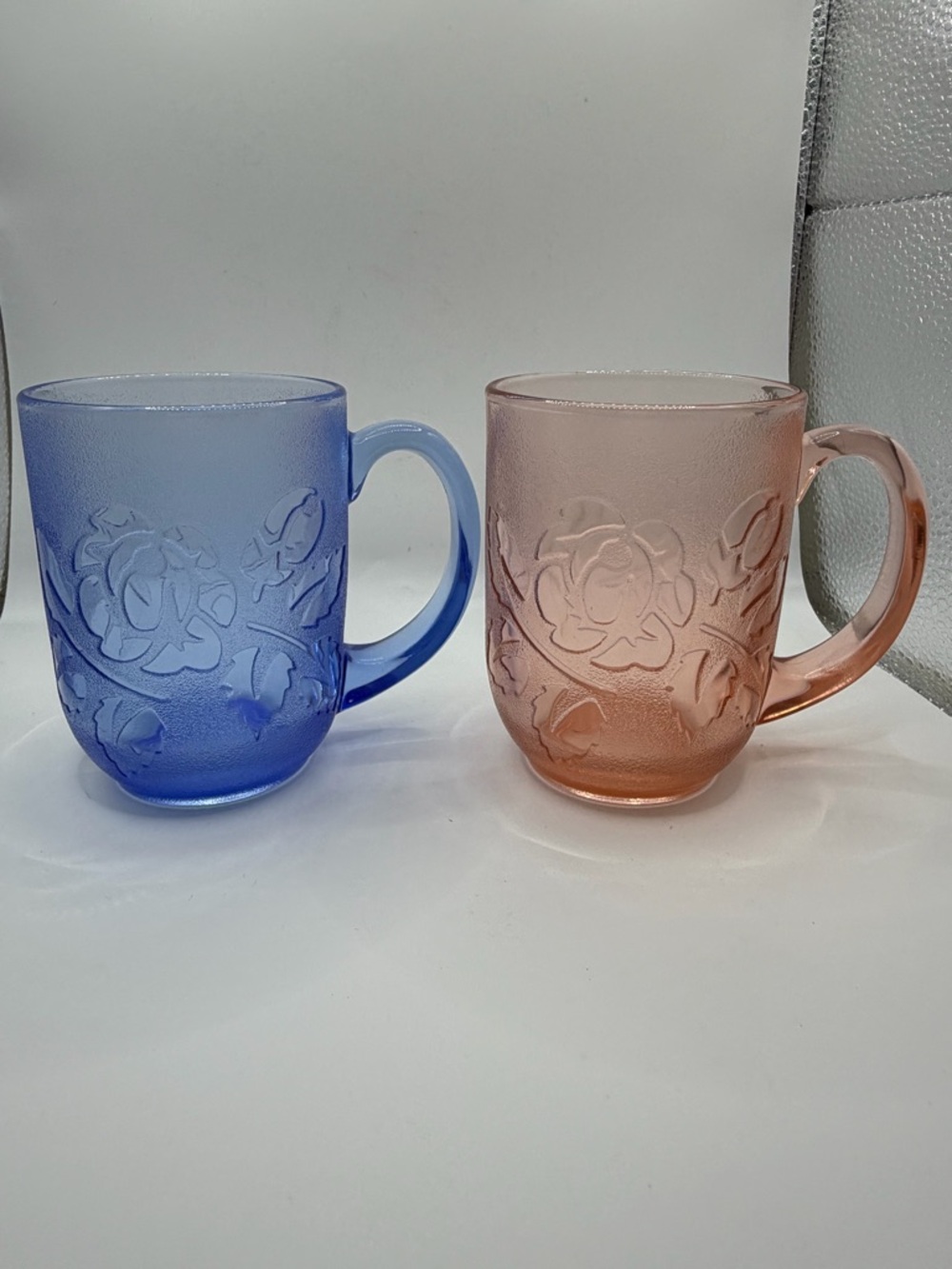 Set of 2 Embossed Glass Mugs in Blue and Pink